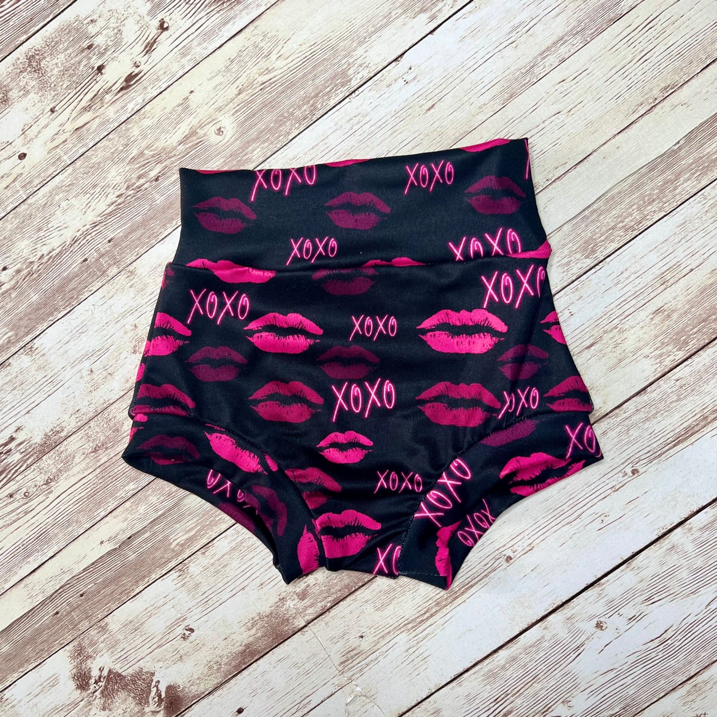 RTS Hugs & Kisses Bummies 3-6m